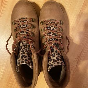 Bob’s by Skechers boots. 8.5